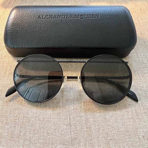 Alexander McQueen Accessories - Alexander Mqueen Sunglasses AMO137S